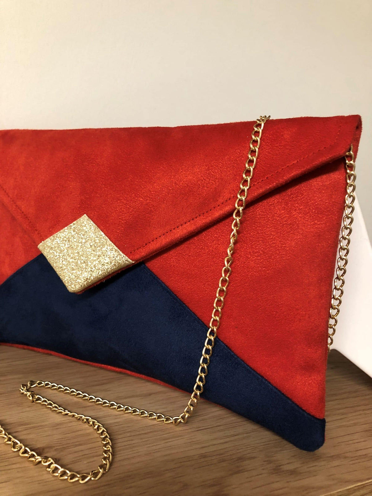 Sac pochette Isa rouge et bleu marine à paillettes dorées